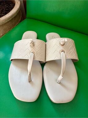 LC Lauren Conrad White Woven Toe-Post Slide Sandals